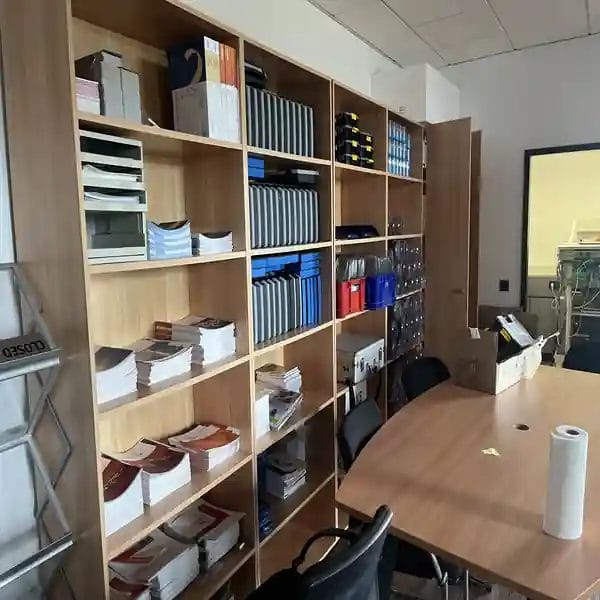 )Regale mit großen Mengen an Unterlagen, Ordnern und Akten in einem Büro, bereit für eine professionelle Aktenvernichtung oder Büroauflösung. )Regale mit großen Mengen an Unterlagen, Ordnern und Akten in einem Büro, bereit für eine
professionelle Aktenvernichtung oder Büroauflösung.