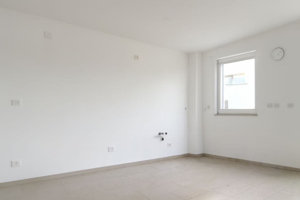 Renovierte Küche mit frisch gestrichenen, geglätteten und spachtelfreien weißen Wänden.