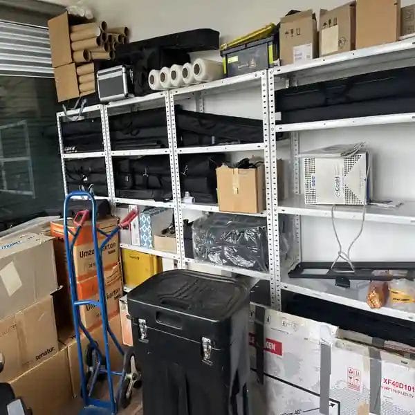 Überfüllter Büroraum mit Kartons, Regalen und Geräten, bereit für eine professionelle Büroauflösung oder Gewerbeentrümpelung. Überfüllter Büroraum mit Kartons, Regalen und Geräten, bereit für eine professionelle
Büroauflösung oder Gewerbeentrümpelung.