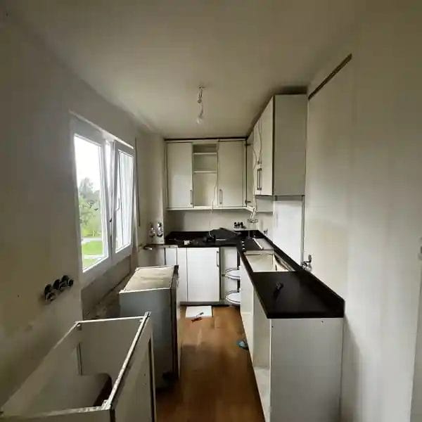 Teilweise demontierte Einbauküche mit ausgebauten Schränken und Geräten, bereit für eine professionelle Küchen-Demontage und Entsorgung. Teilweise demontierte Einbauküche mit ausgebauten Schränken und Geräten, bereit für eine
professionelle Küchen-Demontage und Entsorgung.